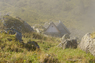Habert du Mousset et refuge Jean Collet dans le brouillard